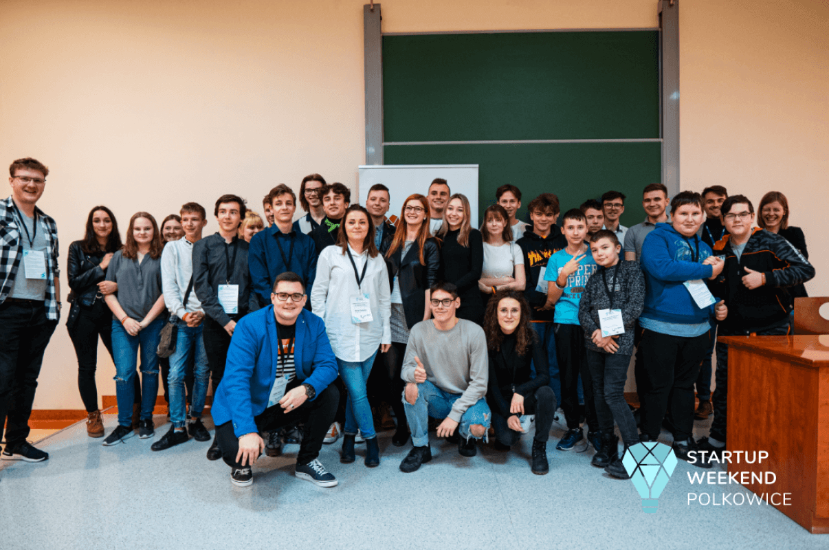 Gruppenfoto der Teilnehmer von Startup Weekend Polkowice nach dem Finale